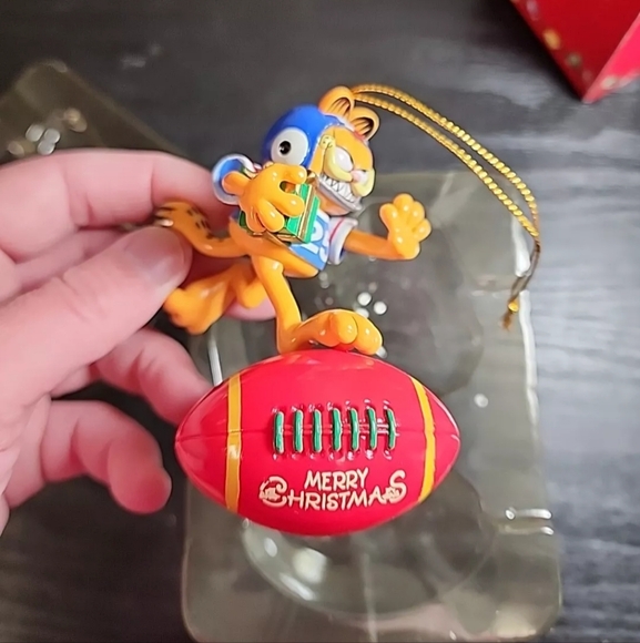 1996 NOS Garfield Football Christmas Ornament Paws Trim-A-Tree - Picture 2 of 5